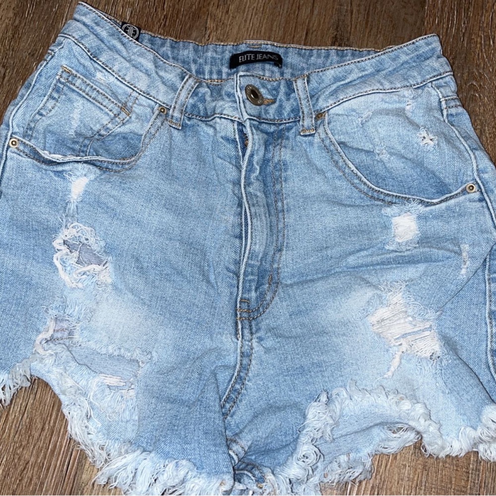 These are white blue jeans shorts. I am not 100% sure what size they are.